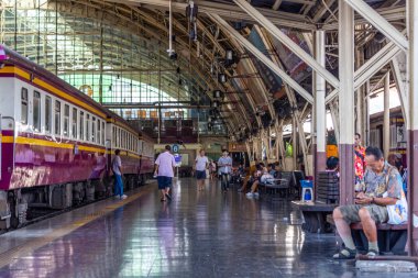 Hua Lamphong Bangkok'ta tren bekleyen ler