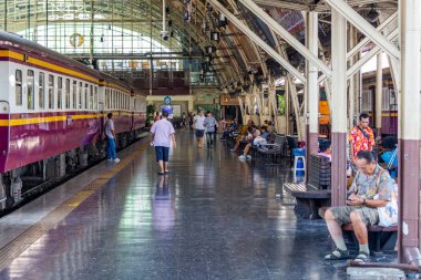 Hua Lamphong Bangkok'ta tren bekleyen ler