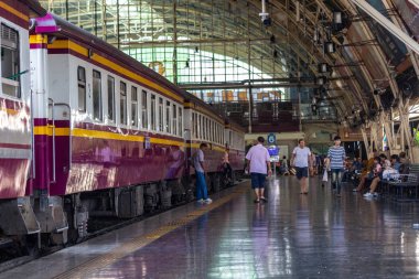 Hua Lamphong Bangkok'ta tren bekleyen ler