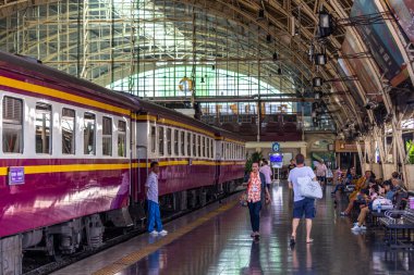 Hua Lamphong Bangkok'ta tren bekleyen ler