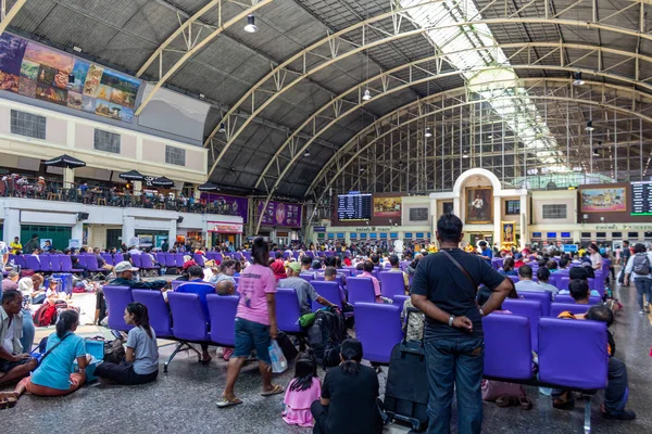 Hua Lamphong Bangkok yolcuları bekliyor