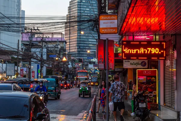 Caos urbanos al atardecer Bangkok Tailandia — Foto de Stock