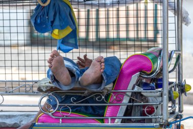 Yalınayak taksi şoförü Bangkok Tayland uyku