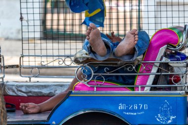 Yalınayak taksi şoförü Bangkok Tayland uyku
