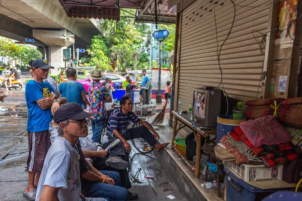 Locales viendo la televisión en la calle Tailandia — Foto de Stock