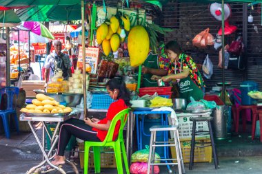 Büyük mango sokakta Bangkok satılan