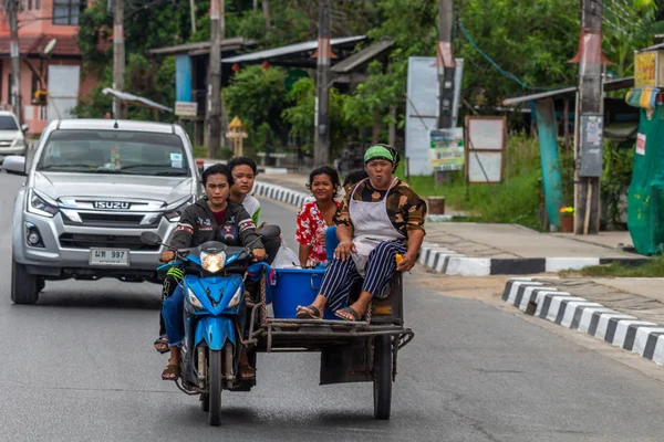 Condução em uma moto sidecar Tailândia — Fotografia de Stock