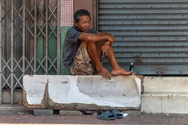 Senior man roken in Bangkok — Stockfoto