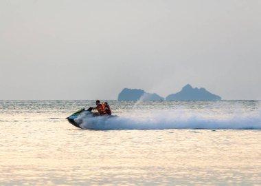 Gün batımında Tayland'da jet ski sürmek