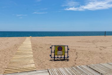 Barselona, İspanya. 31 Mayıs 2020. İspanya 'da kilit altında tutulduğu sırada Calella plajında banyo yapmayı yasaklayan bir tabela. İspanya 'da illerin taşınmasına 21 Haziran' da izin verilecek.