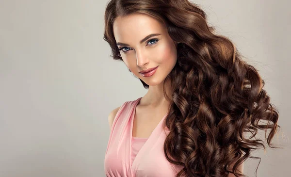 Uzun Sağlıklı Parlak Kıvırcık Saçlı Esmer Kız Güzel Model Kadınla — Stok fotoğraf