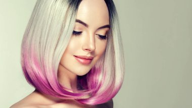 Güzel saç boyama kadın. Moda Trendy saç kesimi. Ombre bob kısa saç modeli. Sarışın model parlak kısa saç modeli ile. Kavram renklendirme saç. Güzellik Salonu