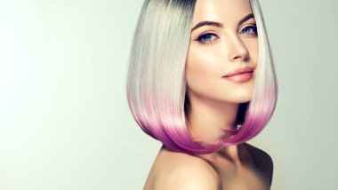 Güzel saç boyama kadın. Moda Trendy saç kesimi. Ombre bob kısa saç modeli. Sarışın model parlak kısa saç modeli ile. Kavram renklendirme saç. Güzellik Salonu