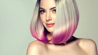 Güzel saç boyama kadın. Moda Trendy saç kesimi. Ombre bob kısa saç modeli. Sarışın model parlak kısa saç modeli ile. Kavram renklendirme saç. Güzellik Salonu