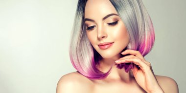 Güzel saç boyama kadın. Moda Trendy saç kesimi. Ombre bob kısa saç modeli. Sarışın model parlak kısa saç modeli ile. Kavram renklendirme saç. Güzellik Salonu