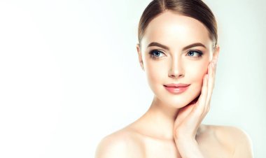 Temiz cilt güzel genç kadın. Yüz bakımı. Yüz tedavi. Kozmetik, güzellik ve spa .
