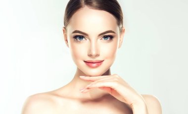 Temiz cilt güzel genç kadın. Yüz bakımı. Yüz tedavi. Kozmetik, güzellik ve spa .