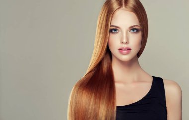 Parlak kahverengi ve düz uzun saçlı güzel bir manken kız. Keratin düzleştiriyor. Tedavi, bakım ve spa prosedürleri. Pürüzsüz saç şekli