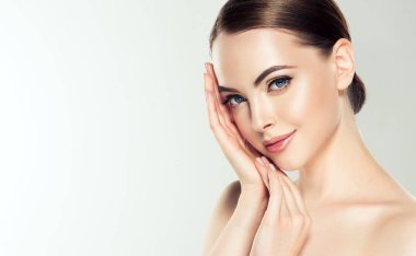 Temiz cilt güzel genç kadın. Yüz bakımı. Yüz tedavi. Kozmetik, güzellik ve spa .