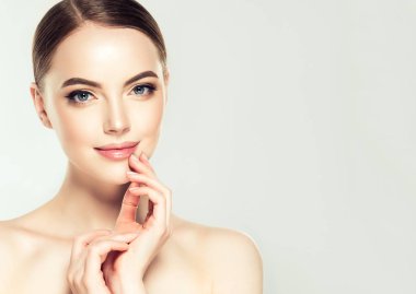 Temiz cilt güzel genç kadın. Yüz bakımı. Yüz tedavi. Kozmetik, güzellik ve spa .