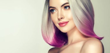 Güzel saç boyama kadın. Moda Trendy saç kesimi. Ombre bob kısa saç modeli. Sarışın model parlak kısa saç modeli ile. Kavram renklendirme saç. Güzellik Salonu