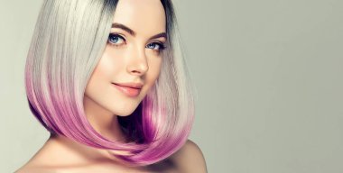 Güzel saç boyama kadın. Moda Trendy saç kesimi. Ombre bob kısa saç modeli. Sarışın model parlak kısa saç modeli ile. Kavram renklendirme saç. Güzellik Salonu