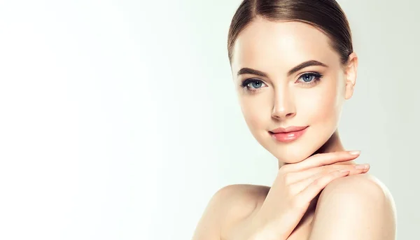 Schöne Junge Frau Mit Sauberer Frischer Haut Gesichtspflege Gesichtsbehandlung Kosmetik — Stockfoto