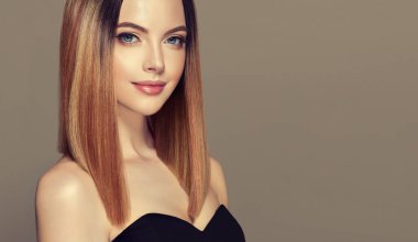 Parlak kahverengi ve düz uzun saçlı güzel model kız. Keratin doğrultma. Tedavi, bakım ve spa prosedürleri. Orta uzunlukta saç modeli. Boyama, ombre, shatush, balage ve vurgulama