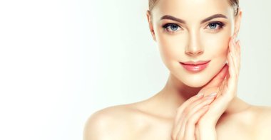 Parlak kahverengi ve düz uzun saçlı güzel model kız. Keratin doğrultma. Tedavi, bakım ve spa prosedürleri. Orta uzunlukta saç modeli. Boyama, ombre, shatush, balage ve vurgulama