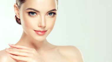 Parlak kahverengi ve düz uzun saçlı güzel model kız. Keratin doğrultma. Tedavi, bakım ve spa prosedürleri. Orta uzunlukta saç modeli. Boyama, ombre, shatush, balage ve vurgulama