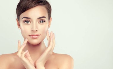 Temiz tenli, güzel genç bir kadın.