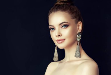 Güzel model kız moda makyaj ve kozmetik. Büyük altın Parlatıcı küpe takı .