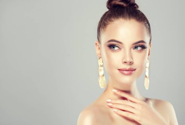 Güzel model kız pembe manikür çivi Tarih ile. Moda makyaj ve kozmetik. Büyük altın Parlatıcı küpe takı .