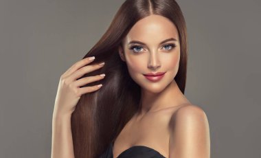 Parlak kahverengi ve düz uzun saçlı güzel model kız. Keratin doğrultma. Tedavi, bakım ve spa prosedürleri. Orta uzunlukta saç modeli. 