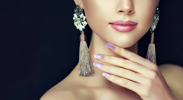 指甲上有指甲的漂亮模特女孩 时尚化妆和化妆品 大金色闪亮耳环首饰 — 图库照片