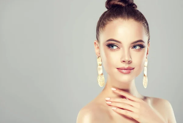 Piękny Model Dziewczyna Różowy Manicure Paznokciach Makijaż Moda Kosmetyki Wielki — Zdjęcie stockowe