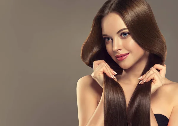 Beautiful Model Girl Shiny Brown Straight Long Hair Кератиновое Выпрямление — стоковое фото