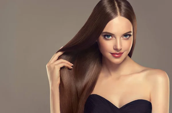 Parlak Kahverengi Düz Uzun Saçlı Güzel Model Kız Keratin Doğrultma — Stok fotoğraf