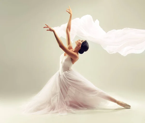 芭蕾舞 年轻优雅的女子芭蕾舞演员 身着专业的服装 鞋子和白色失重的裙子展示舞蹈技巧 古典芭蕾之美 — 图库照片