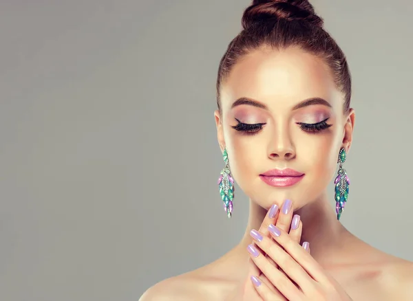 Menina Modelo Bonita Com Manicura Pregos Maquilhagem Moda Cosméticos Brincos — Fotografia de Stock