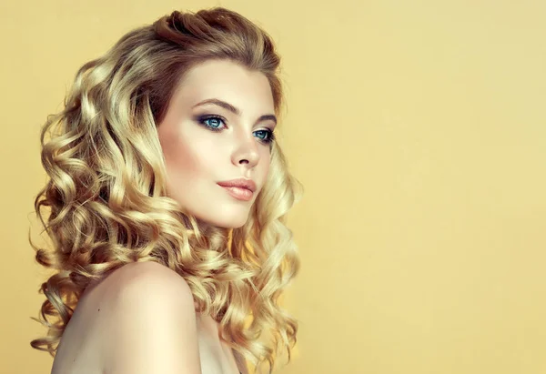 Blondă Păr Lung Strălucitor Creț Frumos Model Femeie Coafura Cret — Fotografie, imagine de stoc
