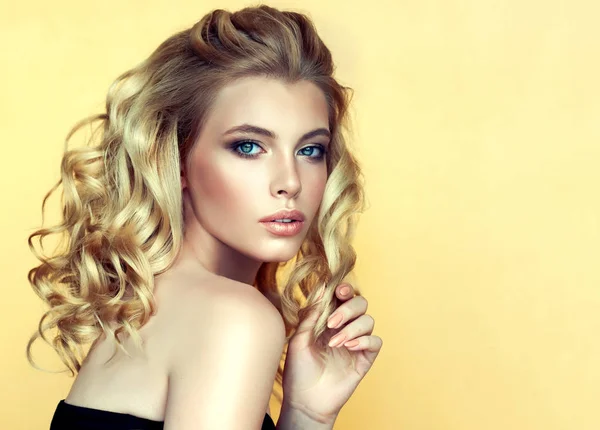Blond Dziewczyna Długą Lśniące Włosy Kręcone Piękny Model Kobieta Kręcone — Zdjęcie stockowe