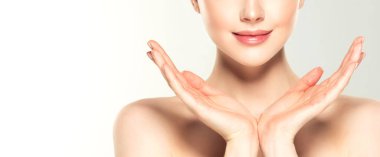 Temiz cilt güzel genç kadın. Yüz bakımı. Yüz tedavi. Kozmetik, güzellik ve spa .