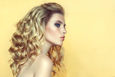 uzun ve parlak kıvırcık saçlı sarışın kız. Güzel model kadın kıvırcık saç modeli ile. Bakım ve güzellik