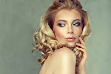 uzun ve parlak kıvırcık saçlı sarışın kız. Güzel model kadın kıvırcık saç modeli ile. Bakım ve güzellik