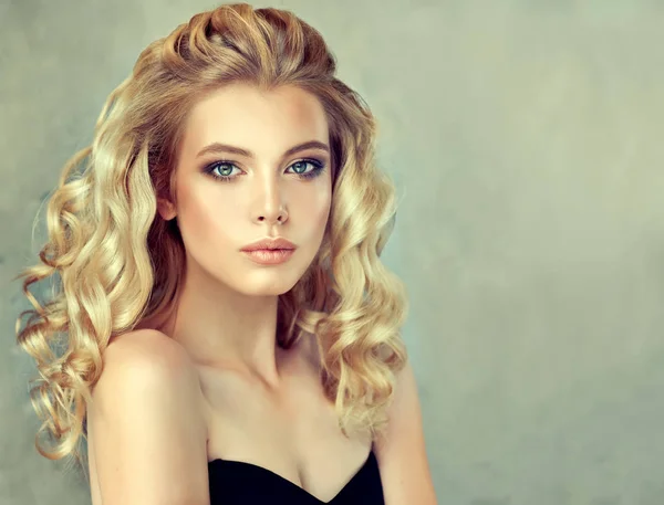 Blond Meisje Met Lange Glanzende Krullend Haar Mooi Model Vrouw — Stockfoto