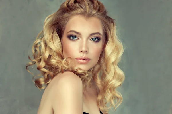 Uzun Parlak Kıvırcık Saçlı Sarışın Kız Güzel Model Kadın Kıvırcık — Stok fotoğraf