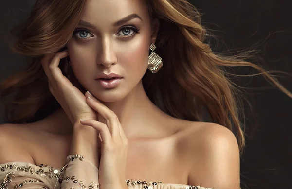 Piękny Model Dziewczyna Manicure Paznokciach Makijaż Kosmetyki Kolczyki Biżuteria — Zdjęcie stockowe