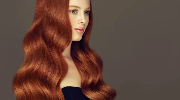 Fiatal Vörös Hajú Terjedelmes Haj Gyönyörű Modell Hosszú Sűrű Göndör — Stock Fotó