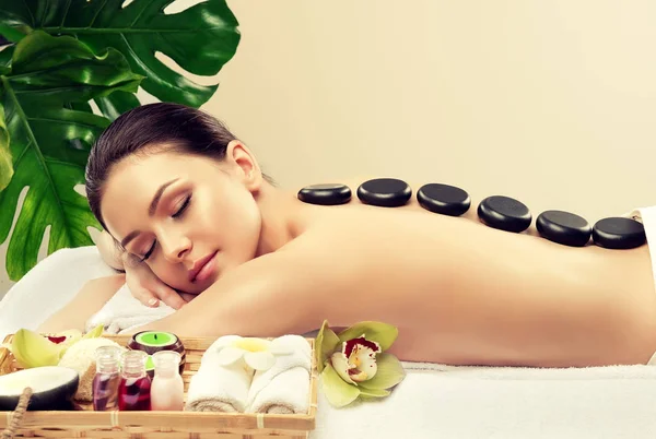 Bella Donna Rilassante Nel Salone Spa Con Pietre Calde Massaggio — Foto Stock